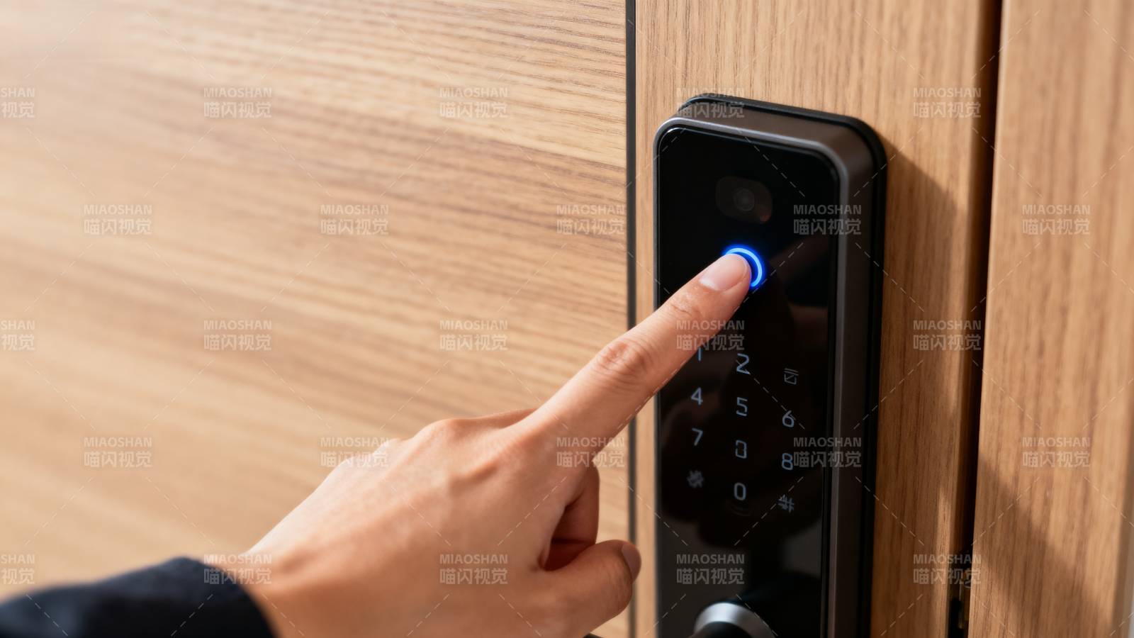 指纹解锁门锁图片