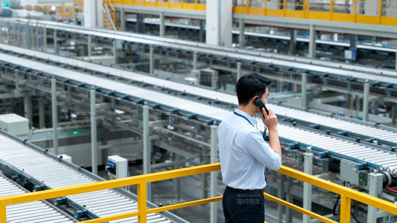工厂监控员通话中图片