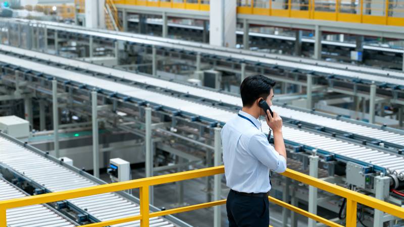 工厂监控员通话中图片