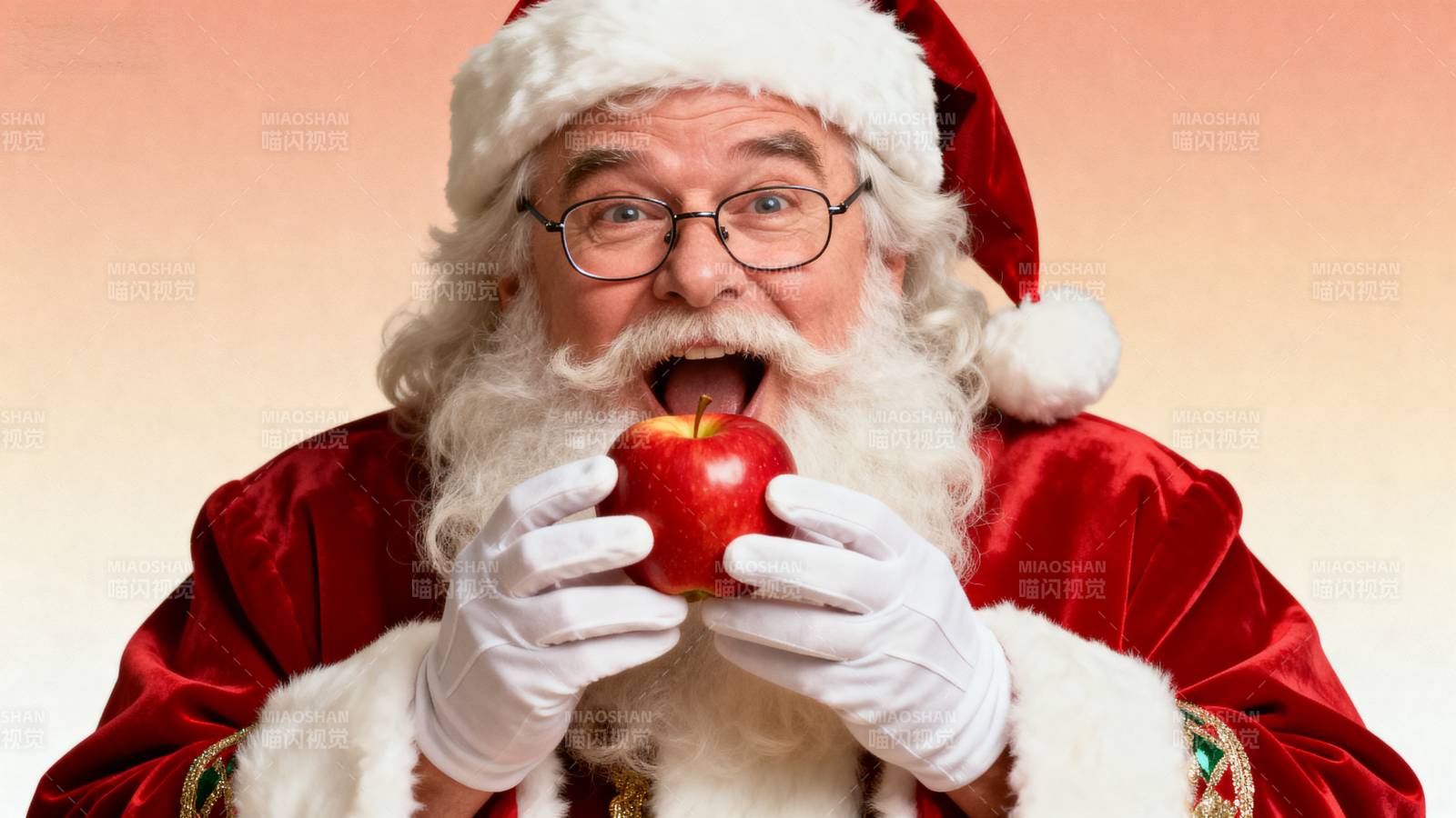 圣诞老人吃苹果图片