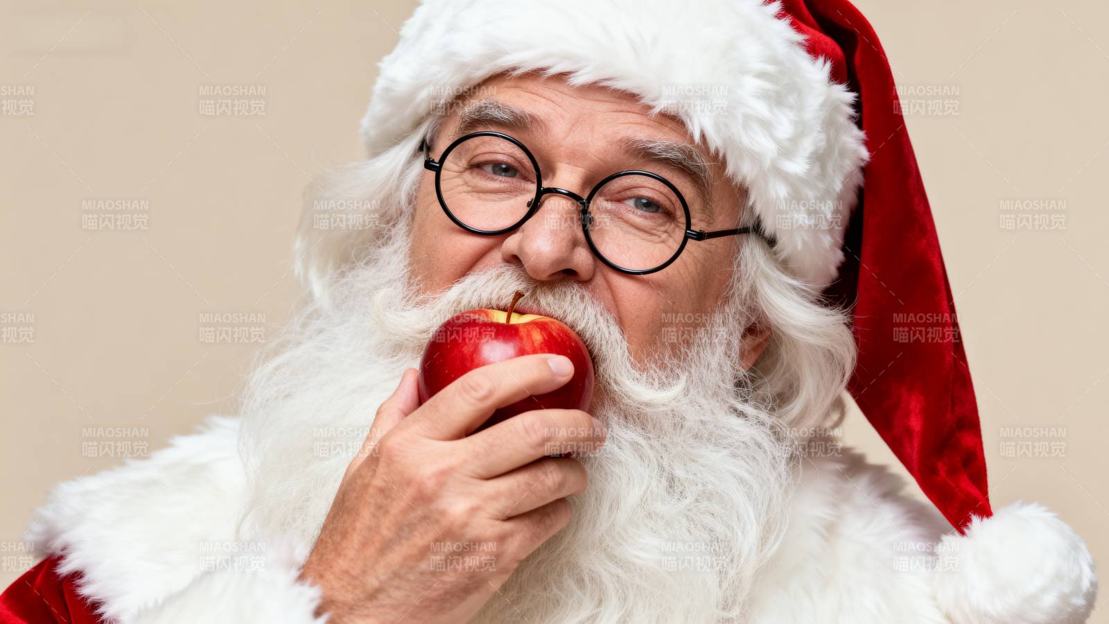 圣诞老人吃苹果图片