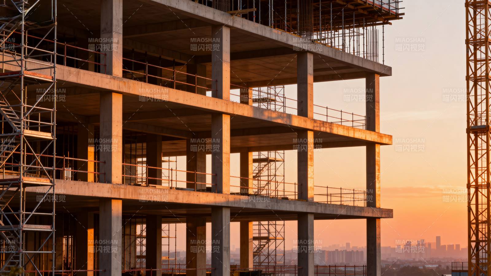 夕阳下的建筑工地图片