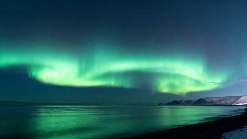 极光映照湖面图片