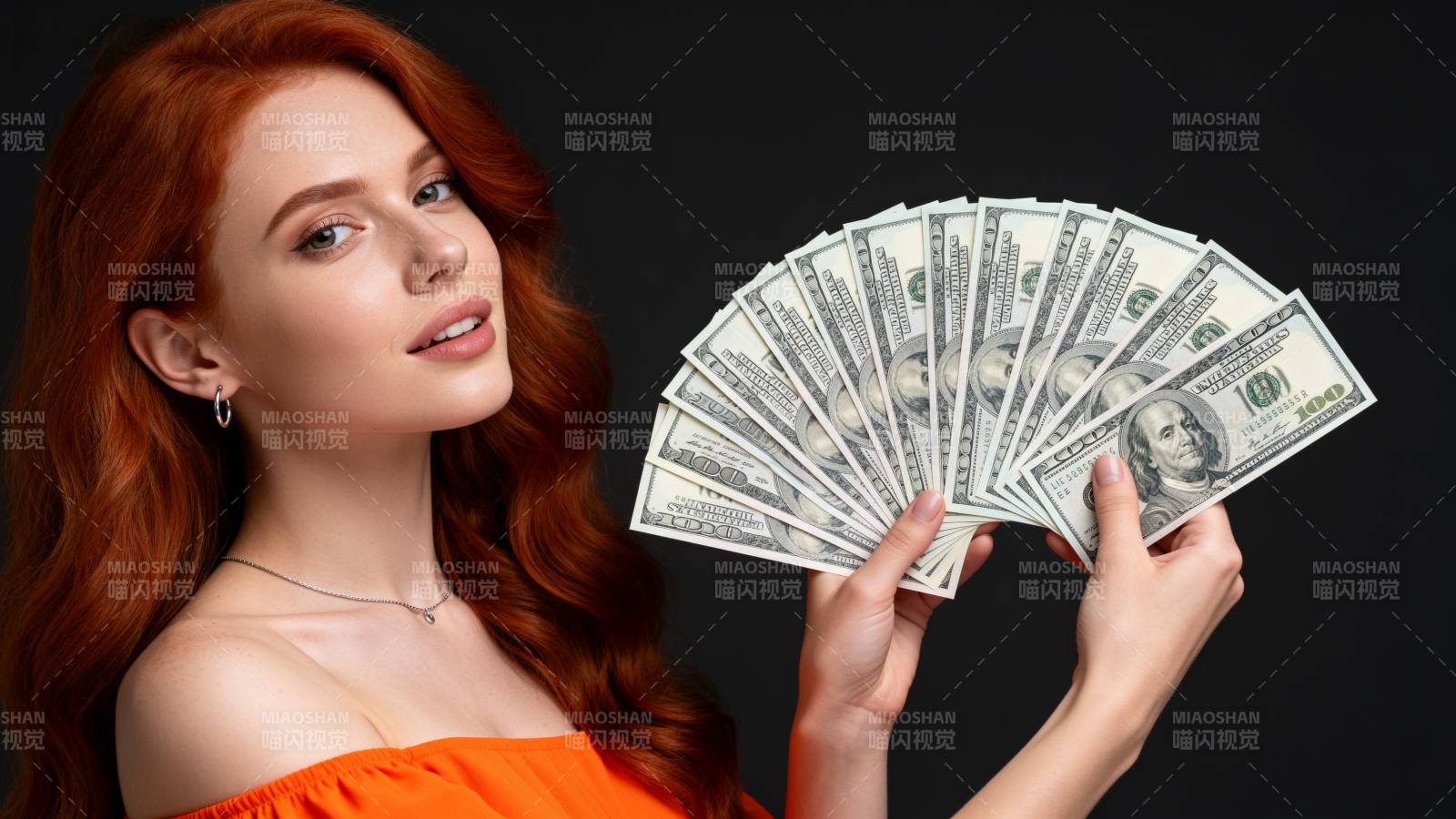 红发女子手持百元美钞图片