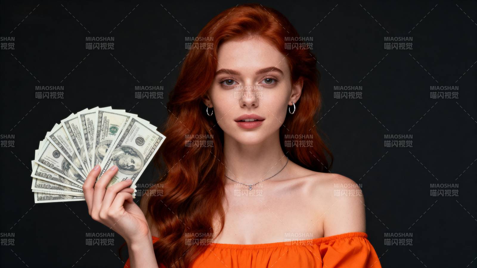 红发女子手持美元图片