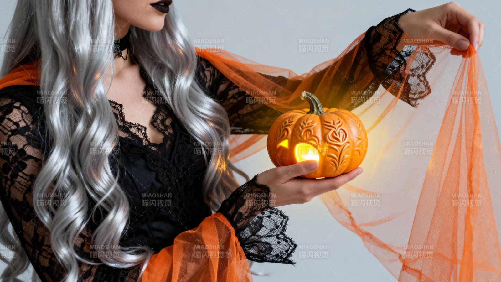 银发女巫持南瓜灯图片