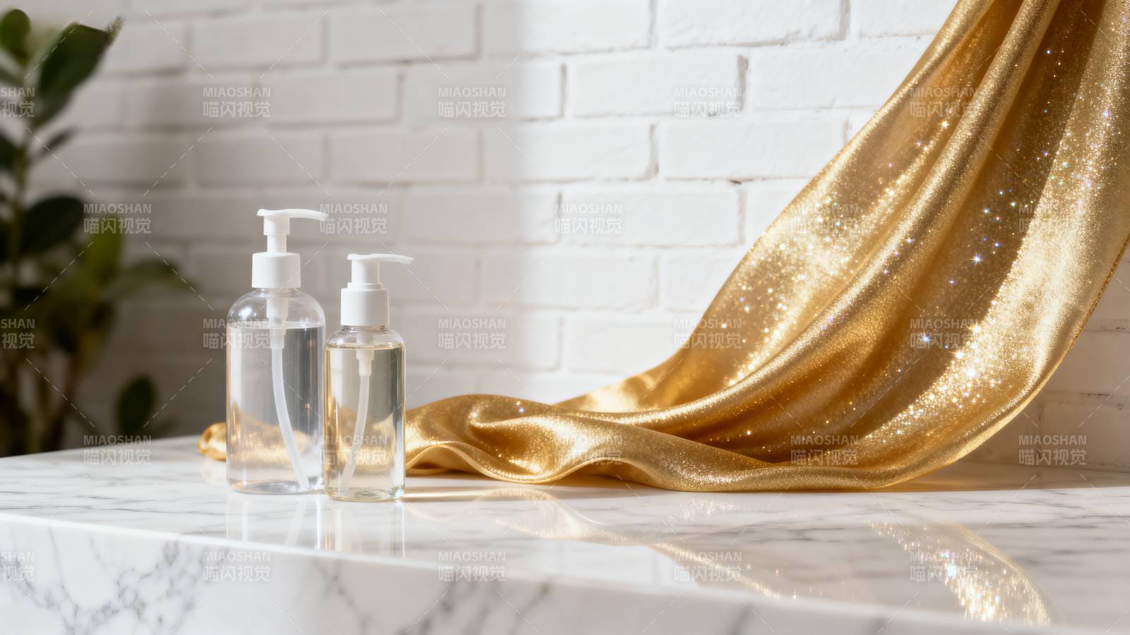 金色丝绒与透明瓶装图片