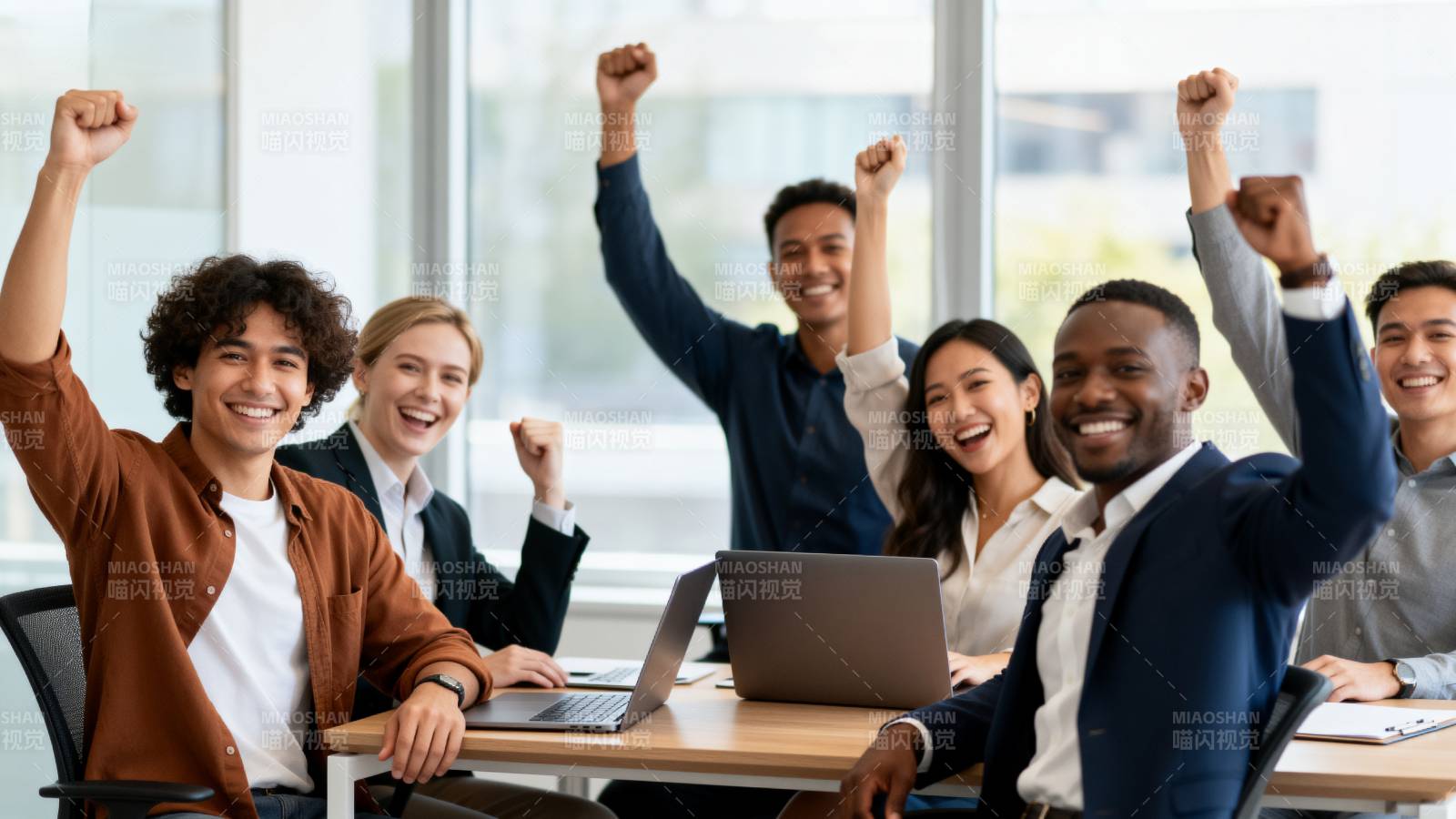团队欢呼成功瞬间图片