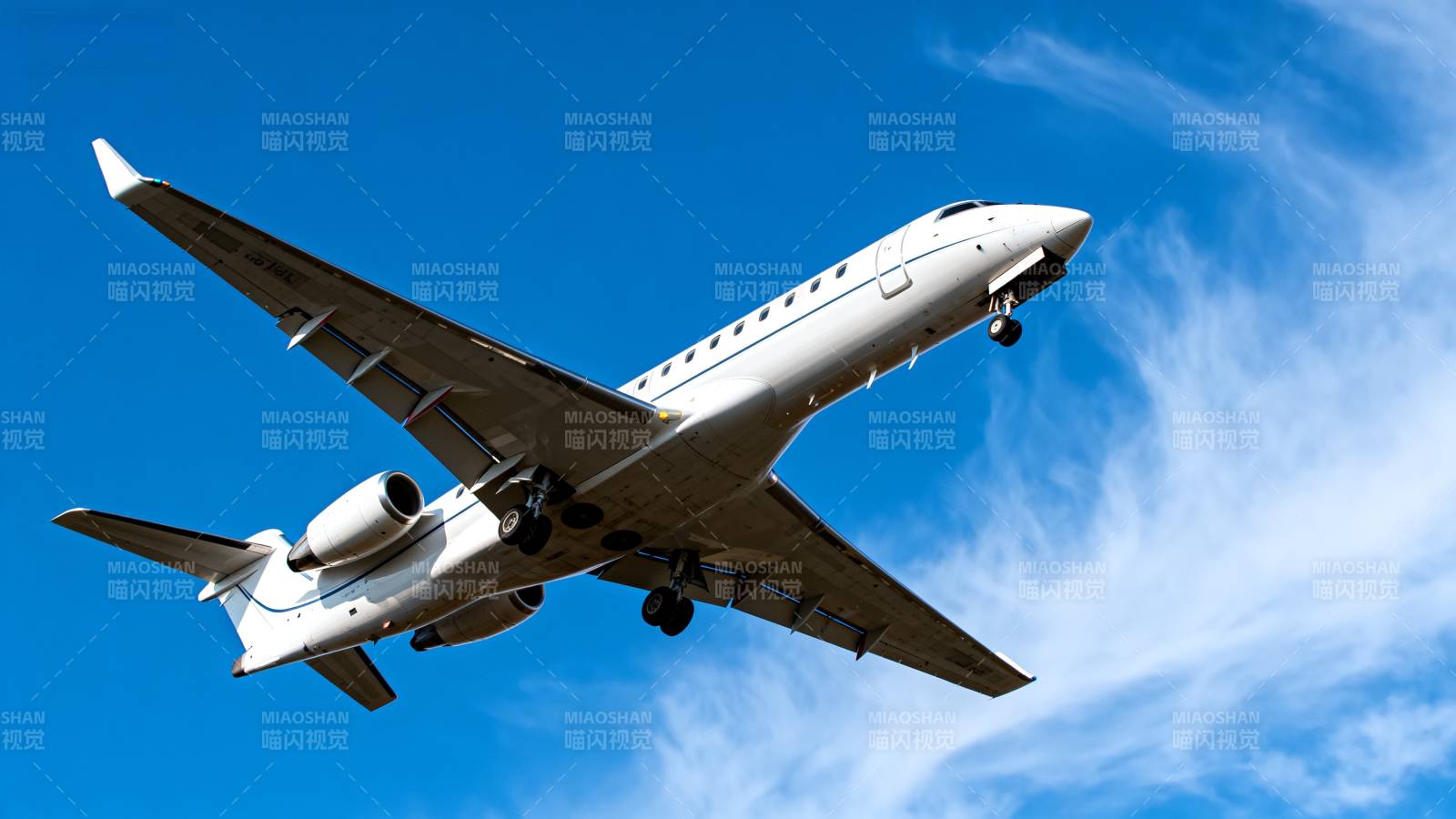 飞机翱翔蓝天图片