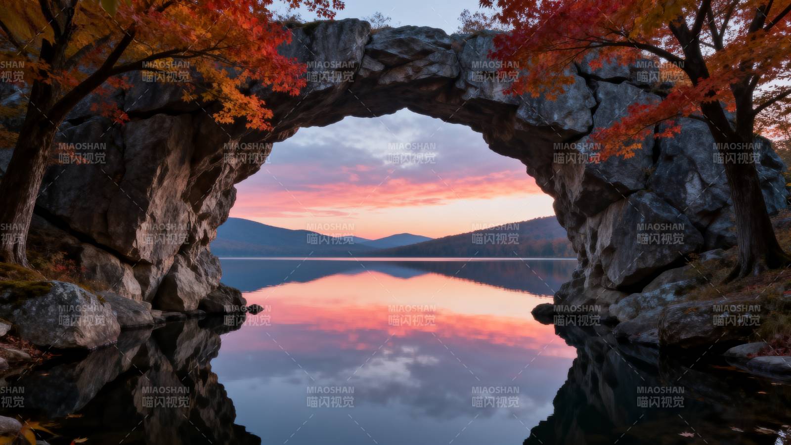 秋湖拱石映晚霞图片