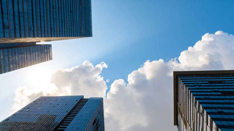 高楼仰望蓝天白云图片