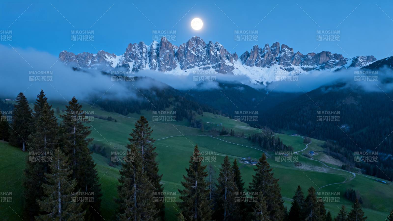 月照雪山夜景图片