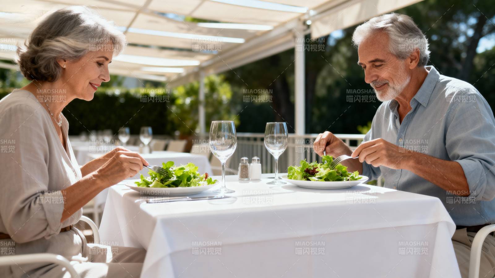 夕阳下的浪漫晚餐图片