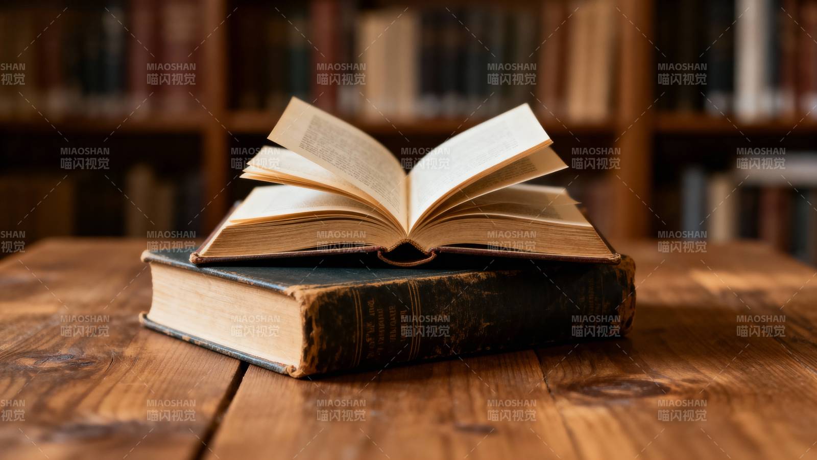 书页轻启 书香满溢图片