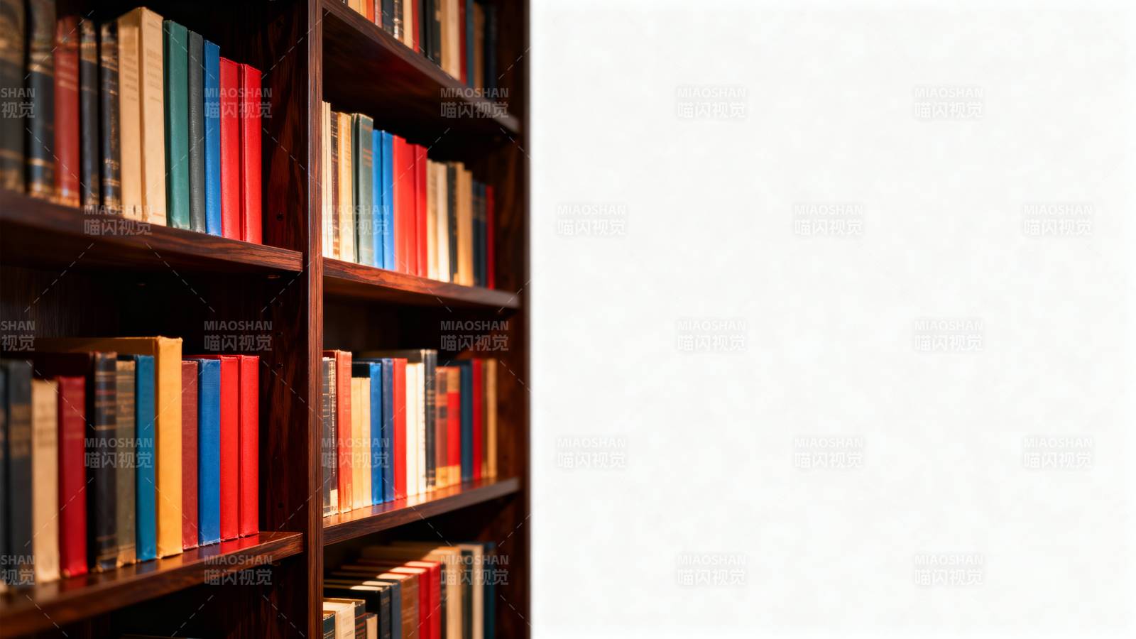 书架上的彩色书籍图片