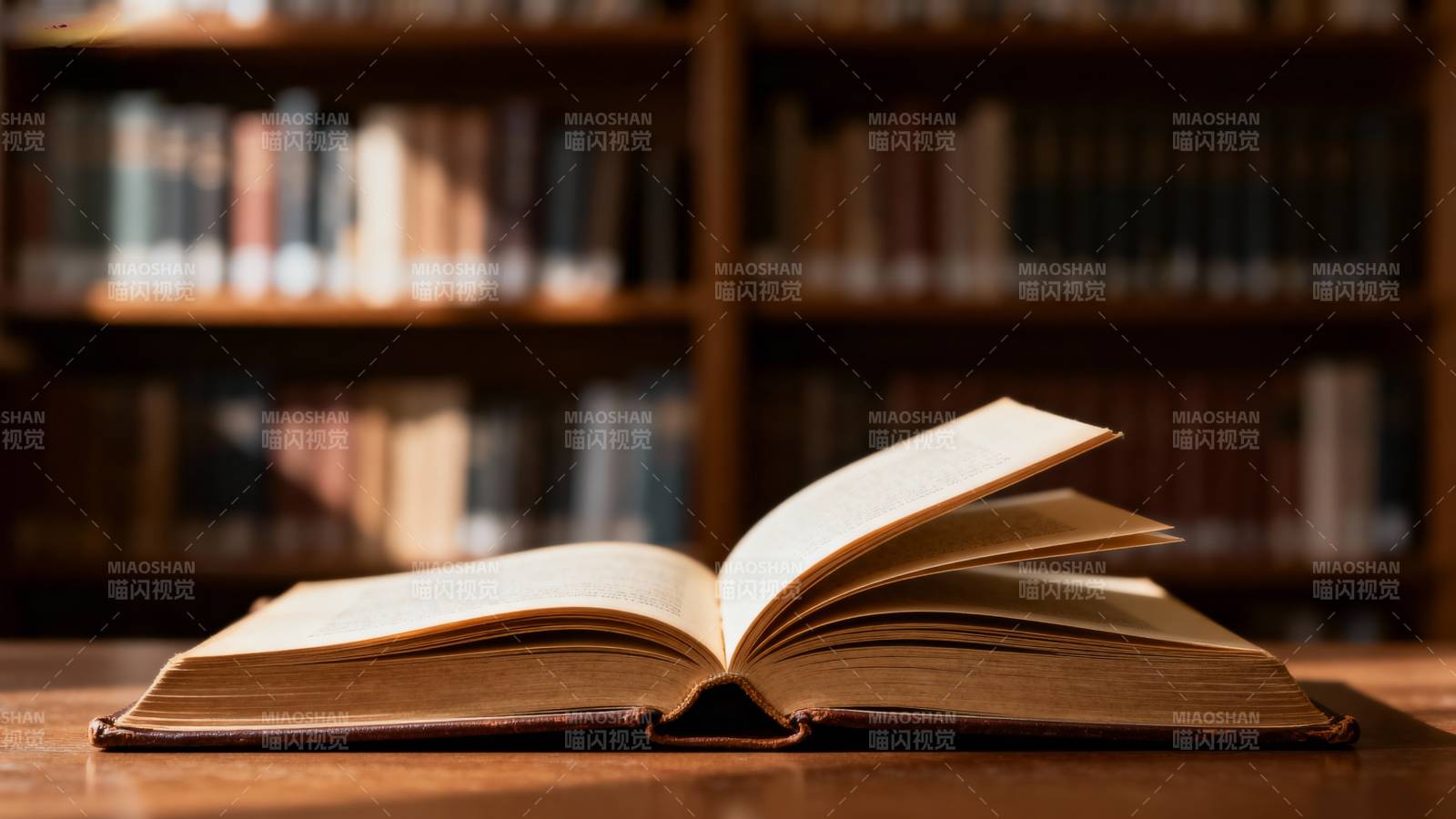 书页轻翻 书香满屋图片