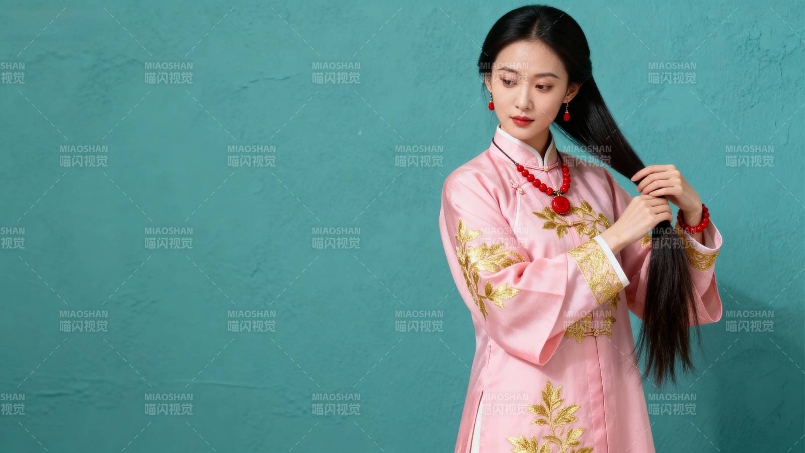 粉衣女子梳长发图片