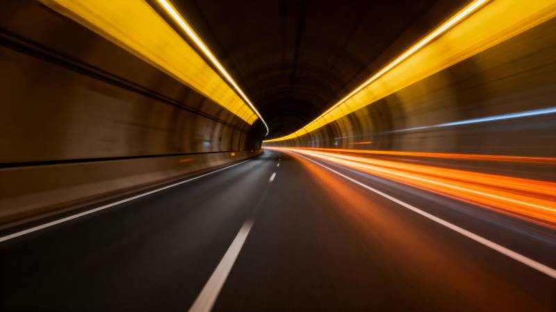 隧道疾驰光影图片
