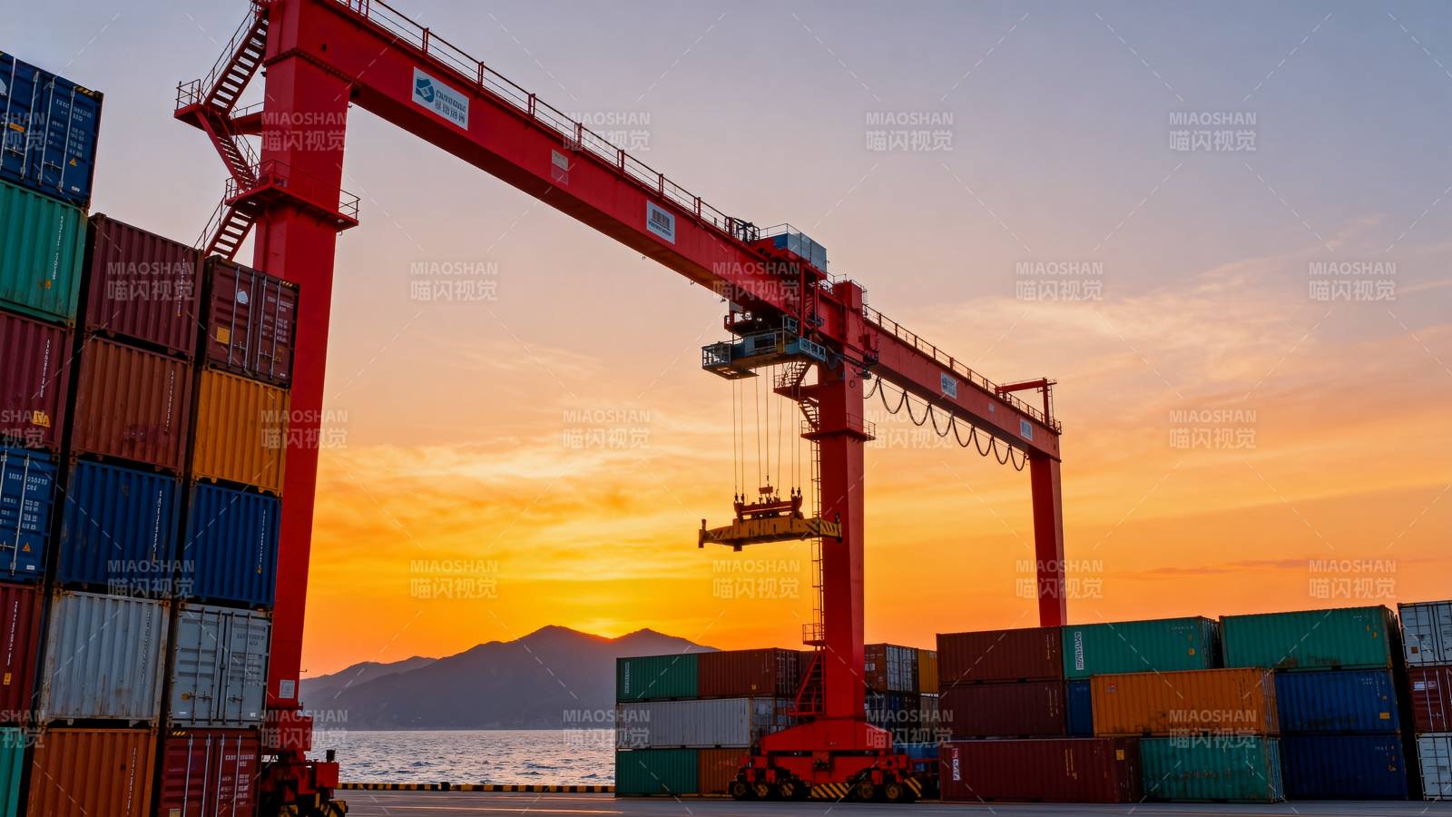 港口日落集装箱图片