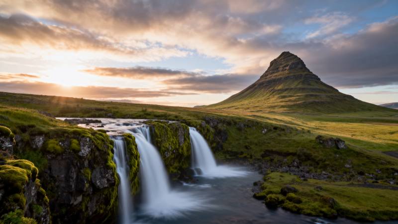 冰岛瀑布与山峰图片