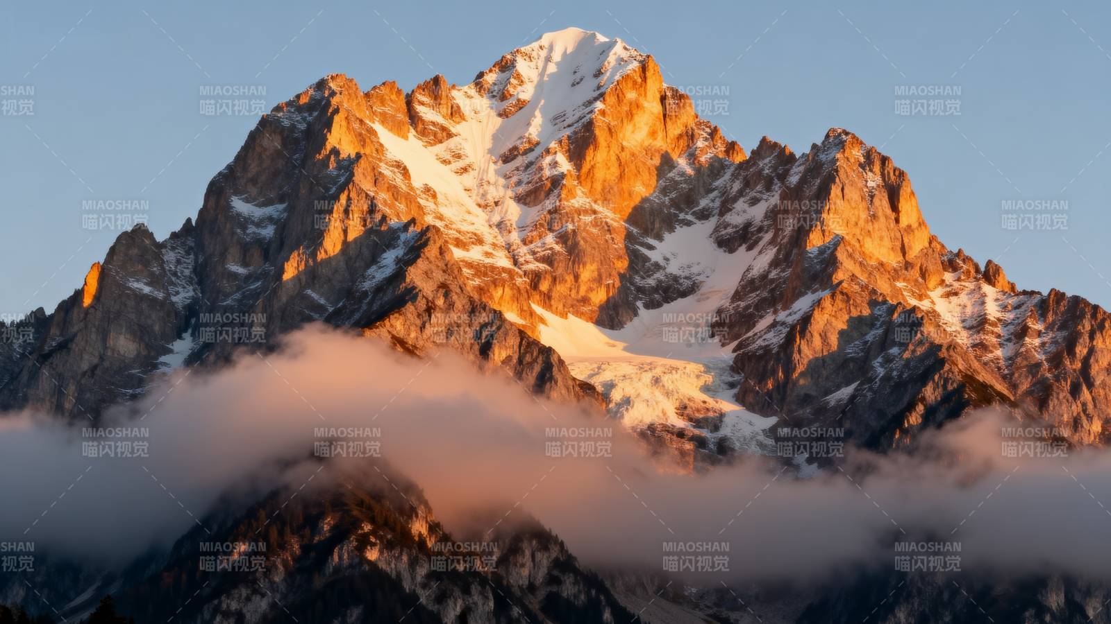 雪山晨曦云海图片