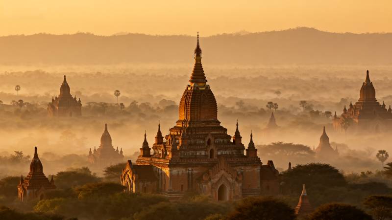 晨雾中的佛塔群图片