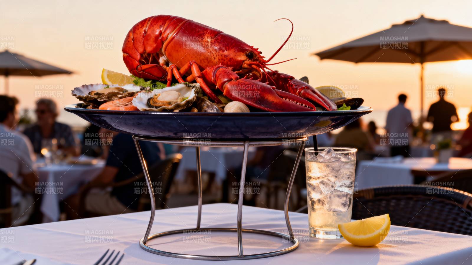 海鲜盛宴夕阳下图片