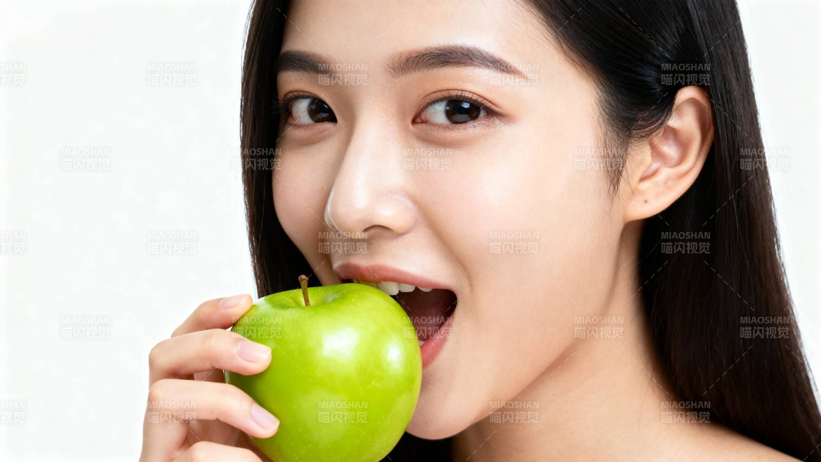 咬青苹果的美女图片