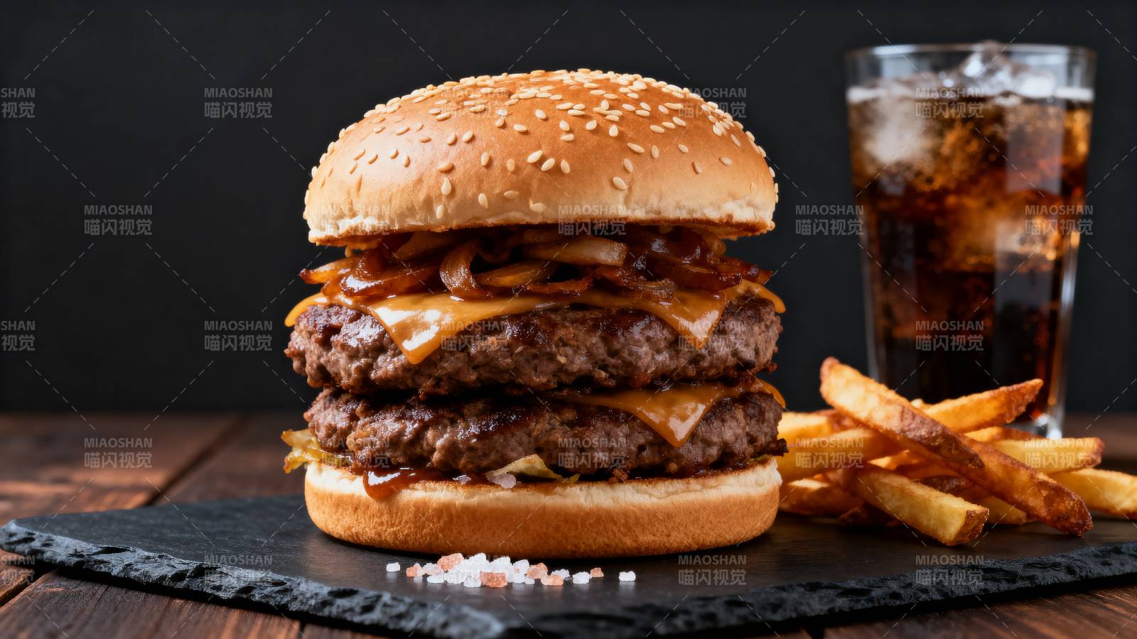 美味双层汉堡配薯条图片