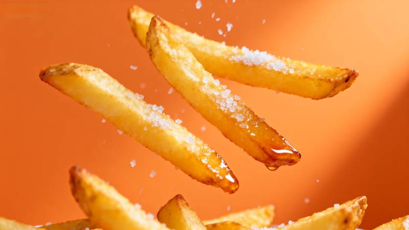 金黄薯条飞舞图片