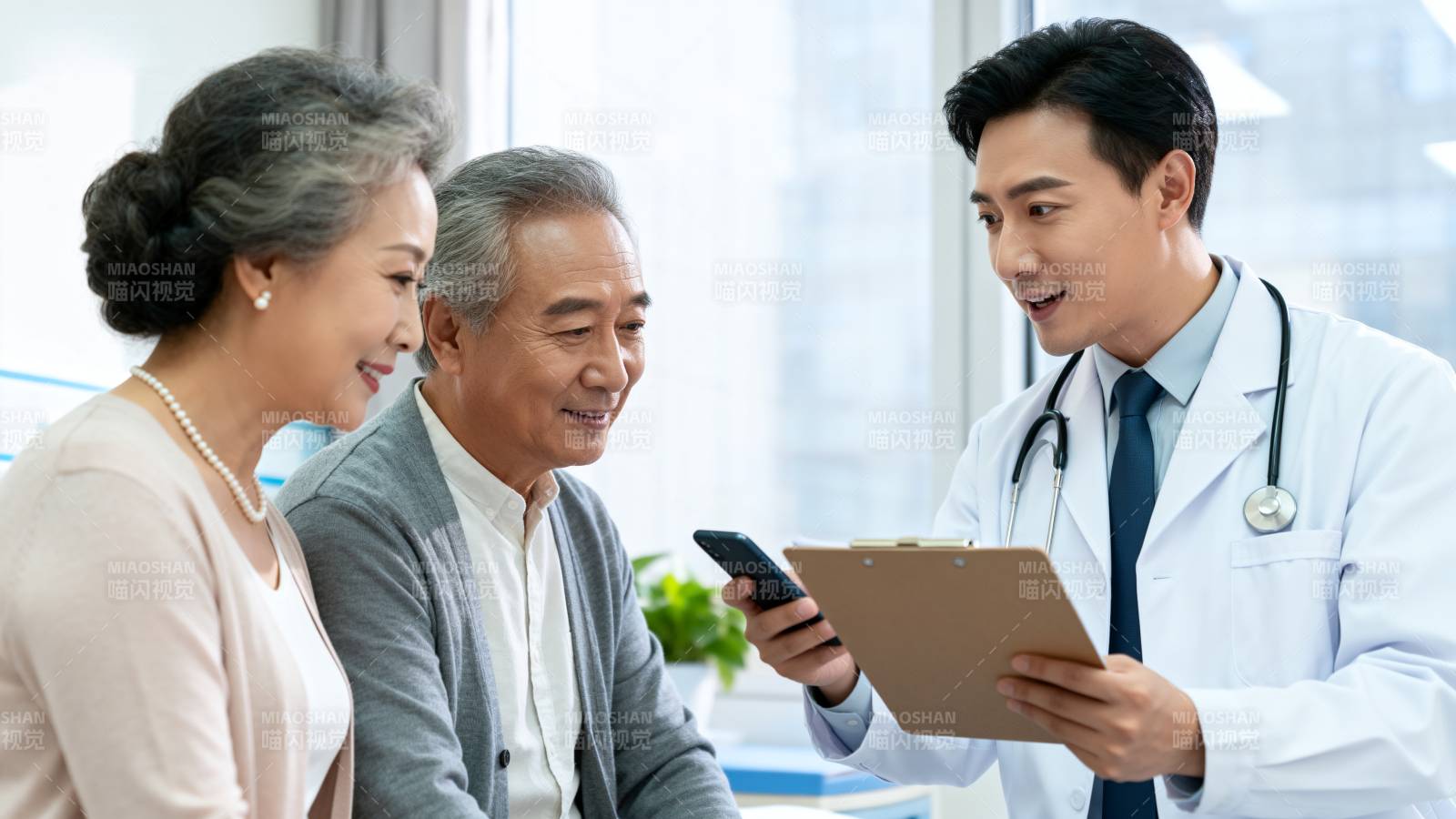 医生为老人诊疗图片