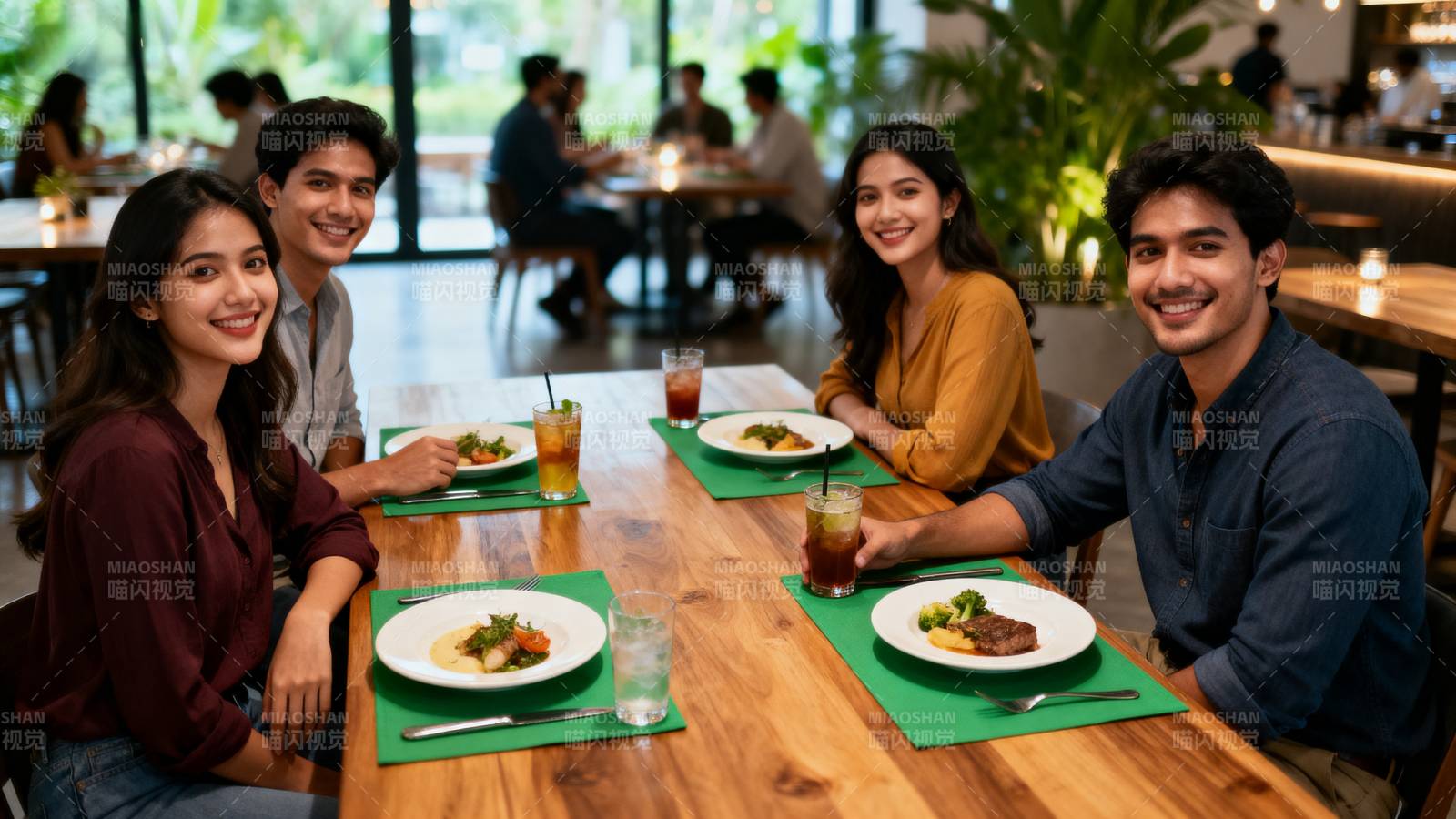 朋友聚餐 笑容满面图片