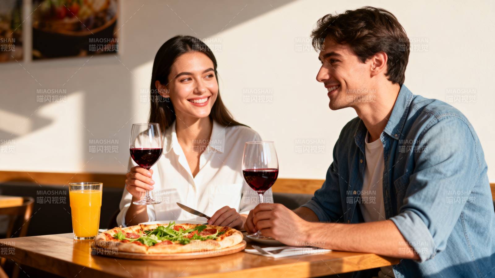 情侣共进晚餐图片