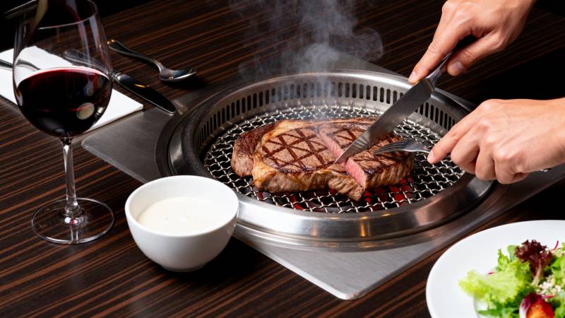 烤肉配红酒图片