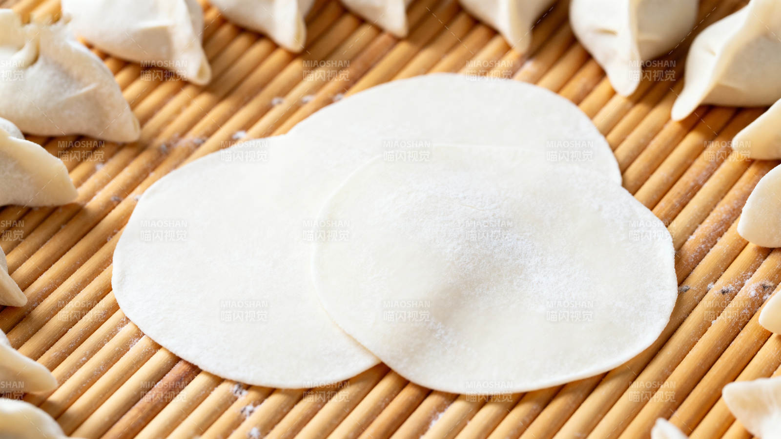 饺子皮与成品饺子图片