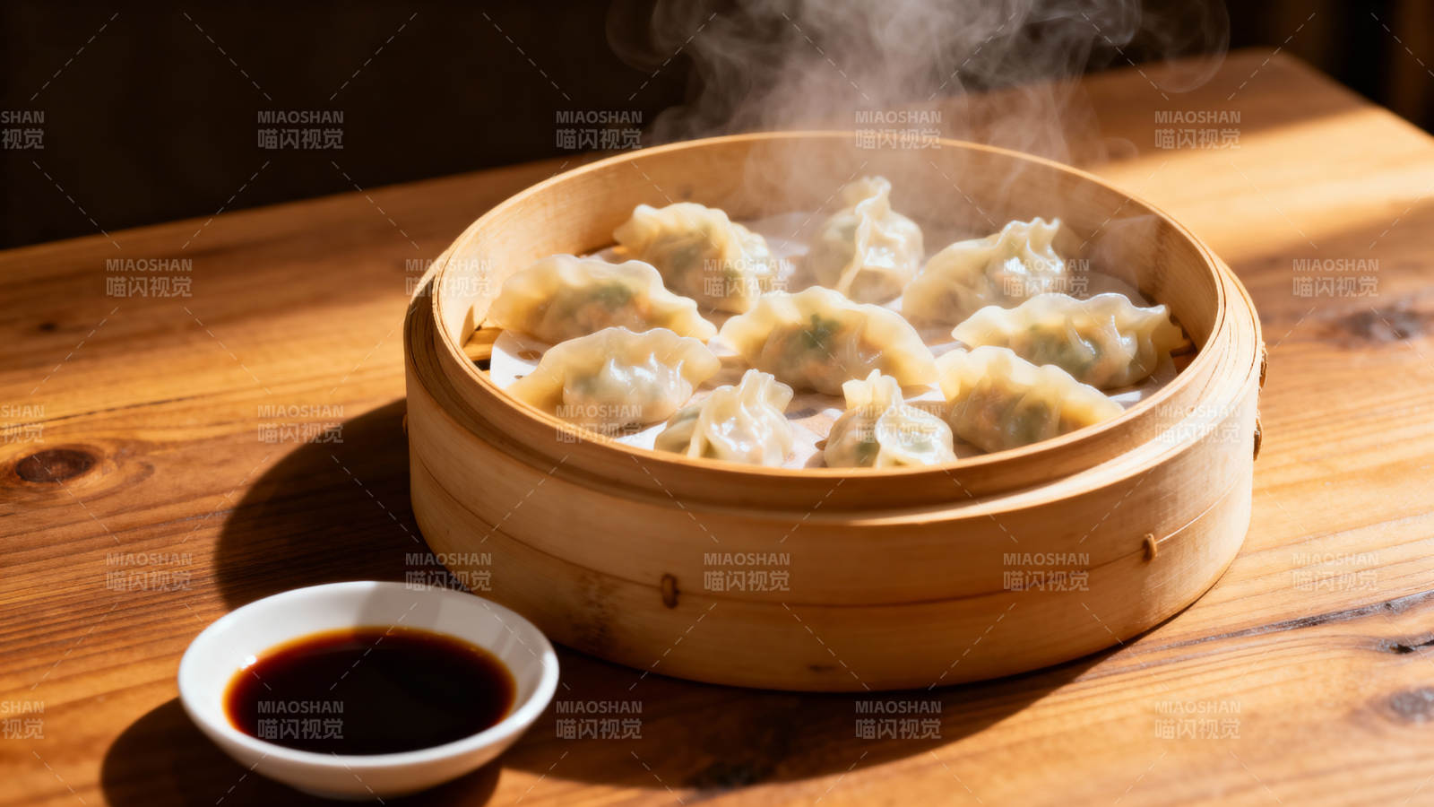 热气腾腾的蒸饺图片