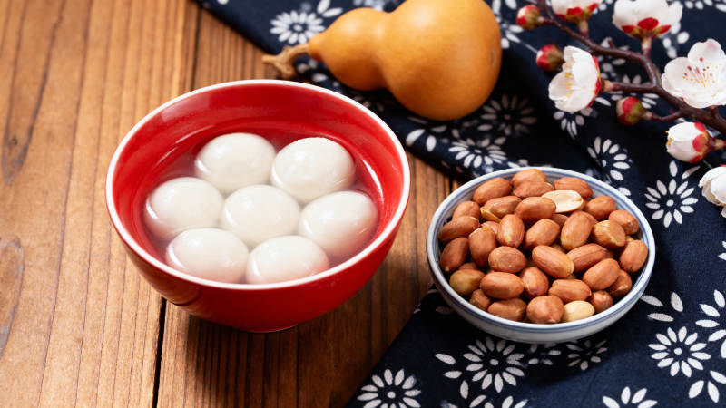 汤圆与坚果静物图片