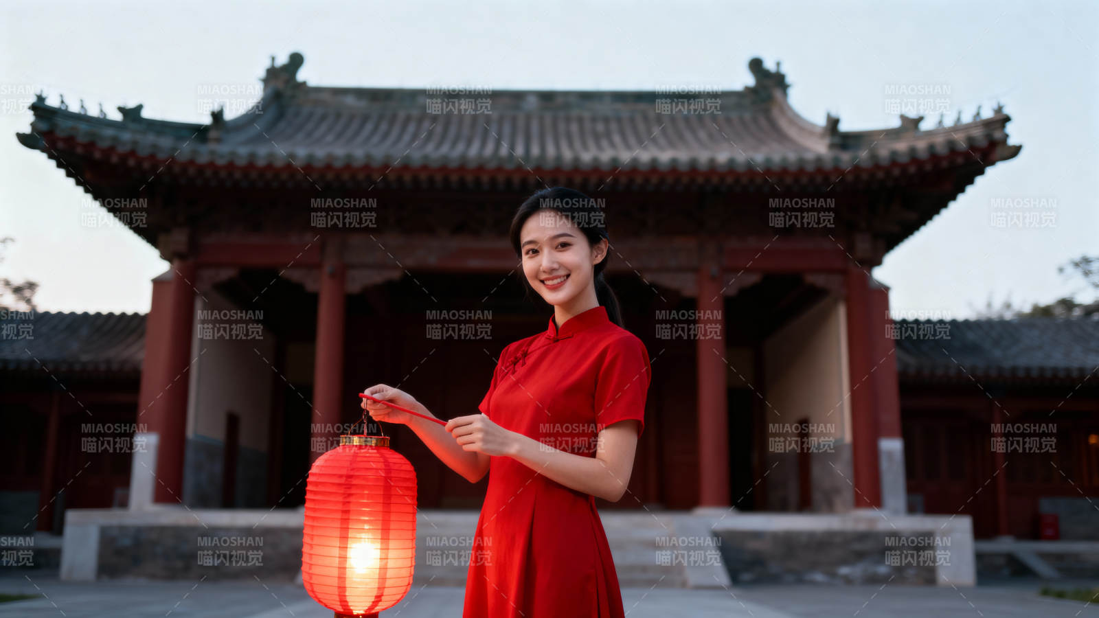 红衣女子持灯笼图片