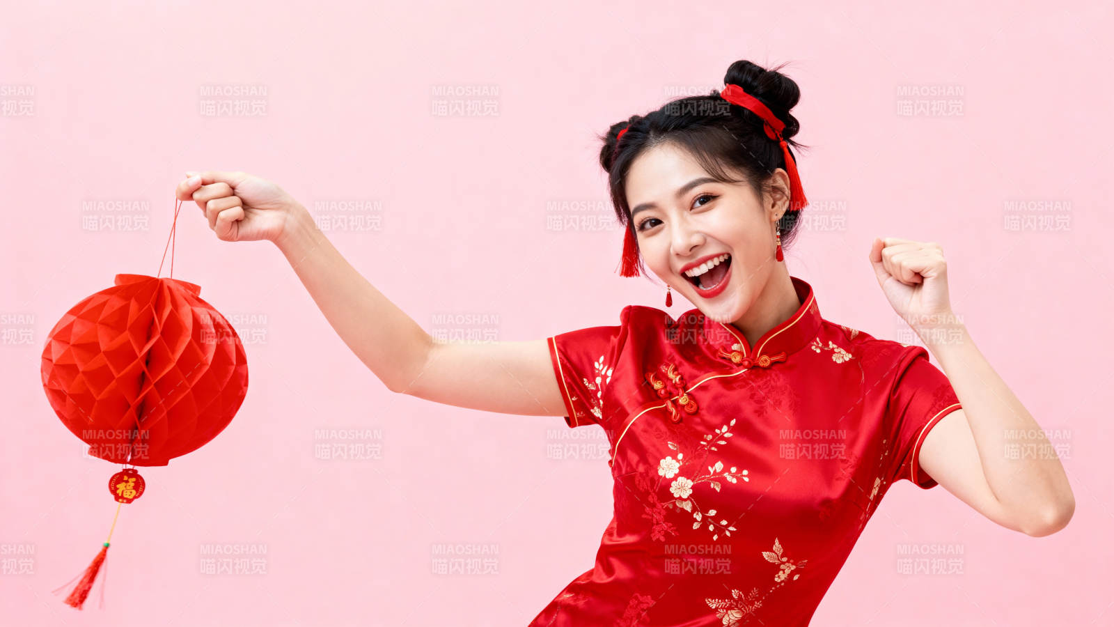 喜庆红衣女子提灯笼图片