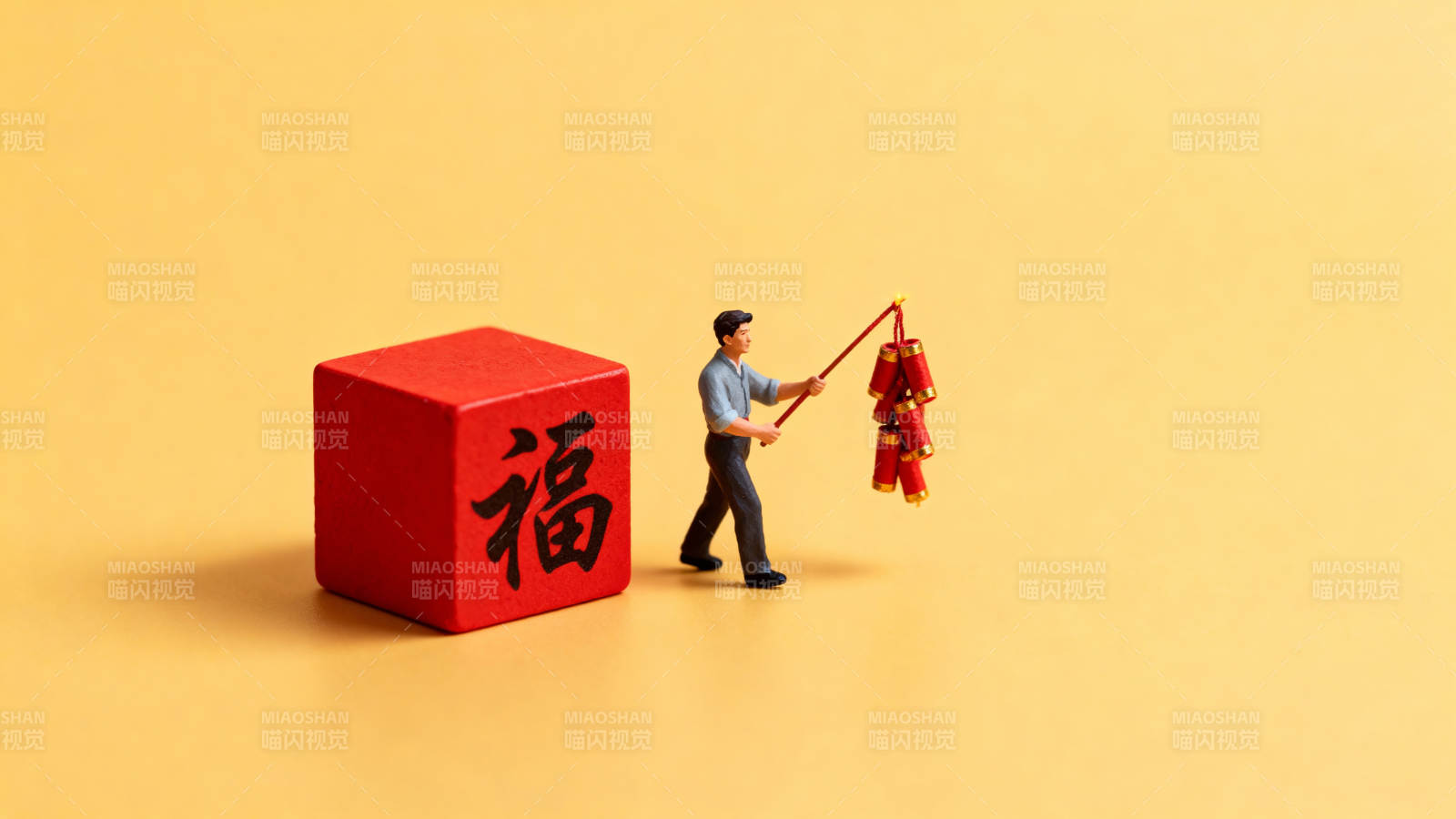 福字旁挂灯笼图片