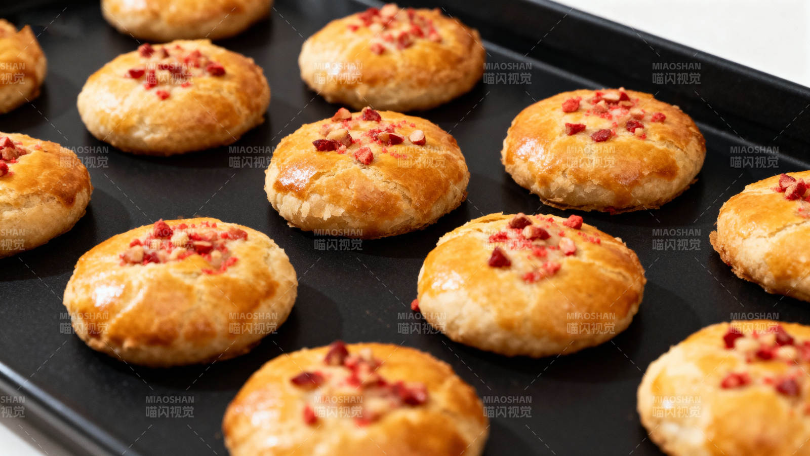 金黄酥饼点缀红果图片