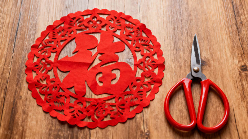 剪纸福字与红剪刀图片