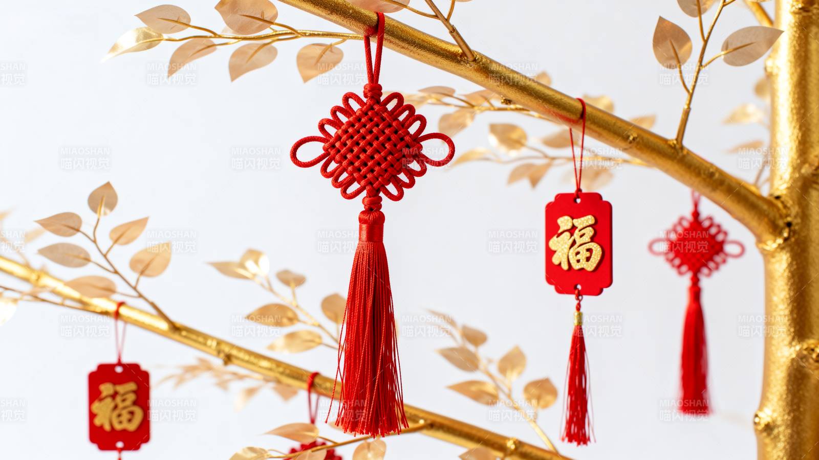 红绳挂福迎新春图片