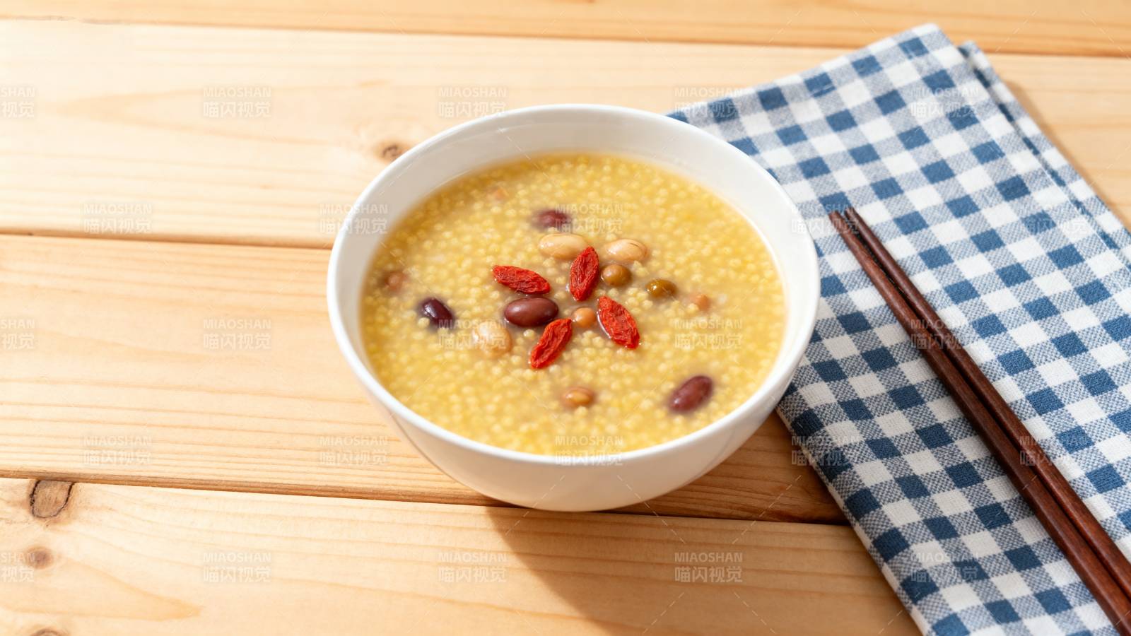 小米粥配枸杞图片