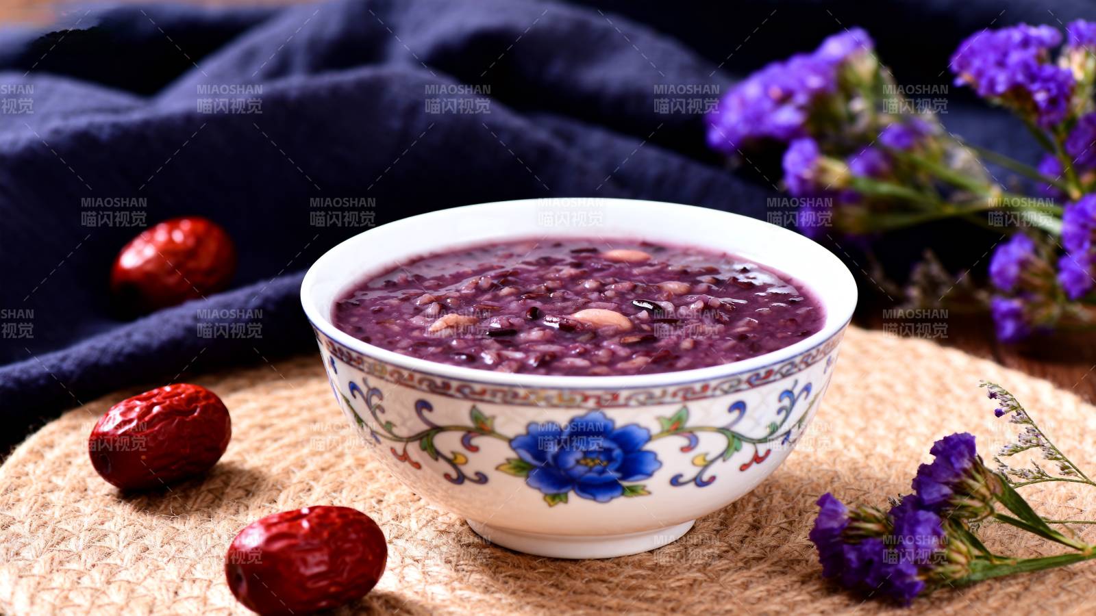 紫米粥配红枣图片