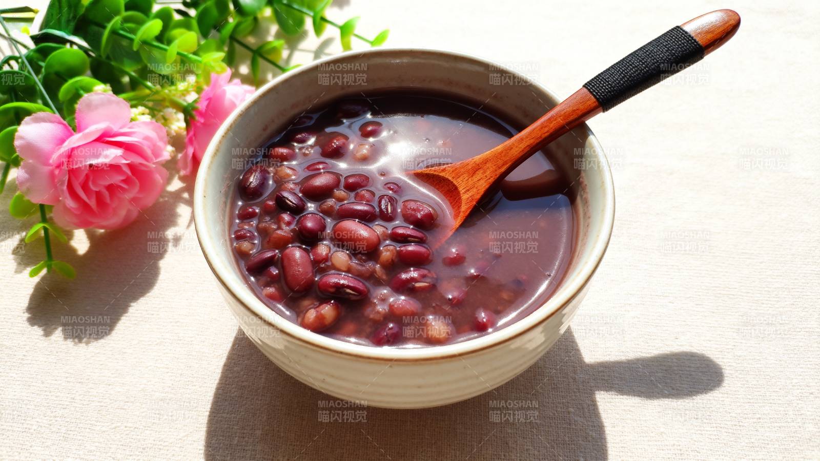 红豆汤配木勺图片