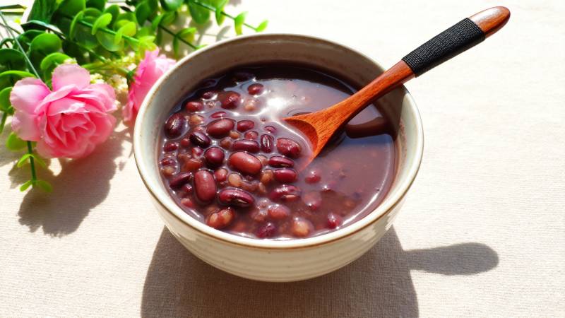 红豆汤配木勺图片
