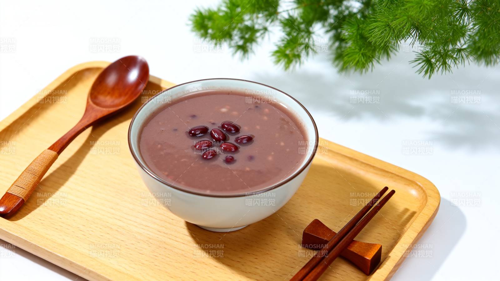 红豆粥配木勺图片