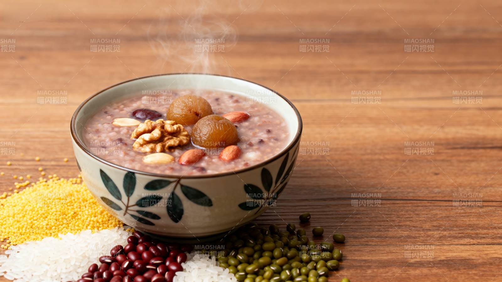 热腾腾的杂粮粥图片