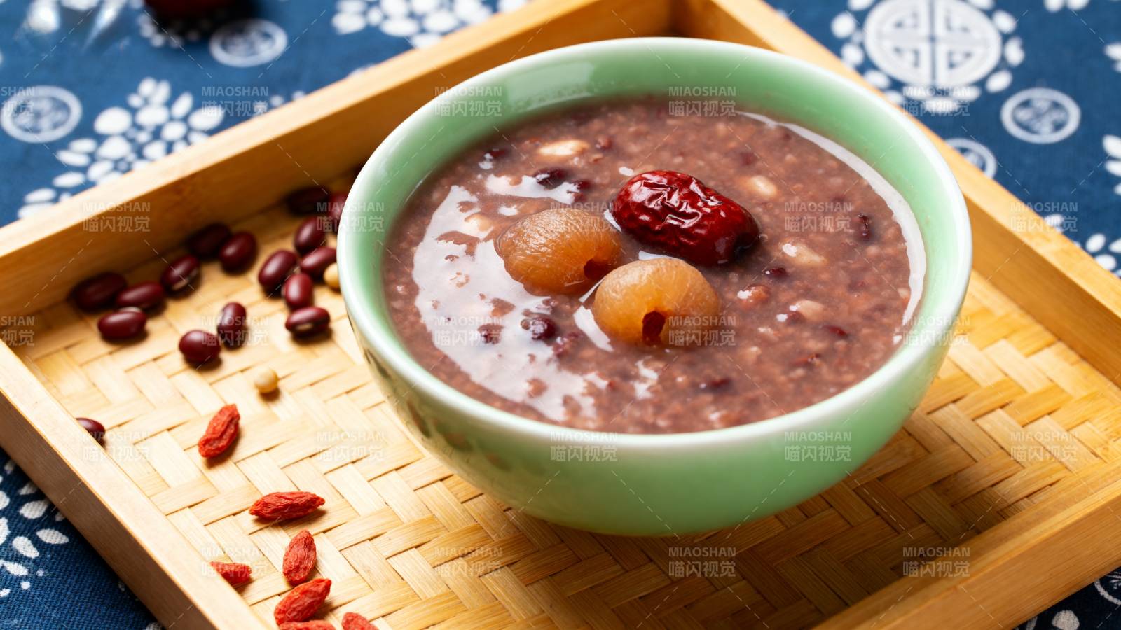 红豆粥配红枣桂圆图片